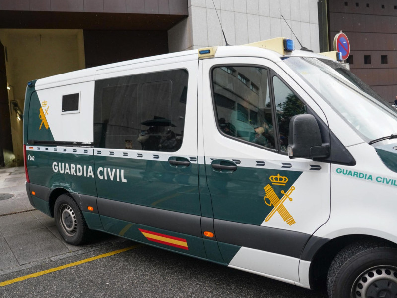 Un furgón de la Guardia Civil traslada al matrimonio de 'la casa de los horrores de Oviedo' del juzgado a la cárcel de Asturias
