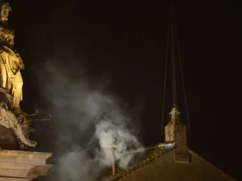 Aparición de la fumata blanca en la plaza de San Pedro