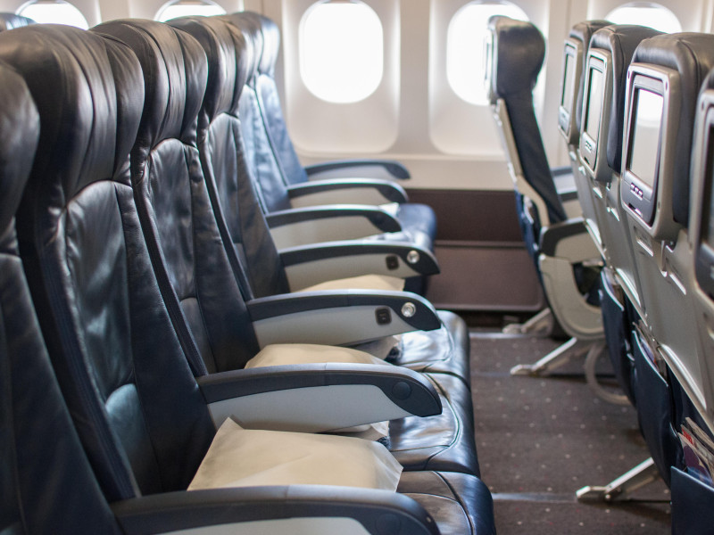 Una fila de asientos de un vuelo comercial