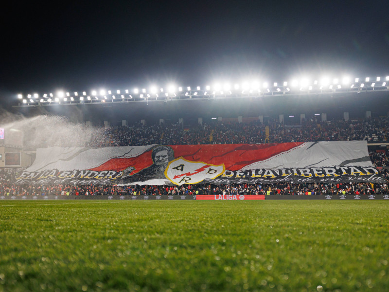 Una grada del Estadio de Vallecas lleno antes de un partido