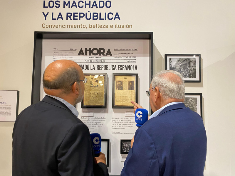 Expósito, junto a Alfonso Guerra en la exposición de Machado