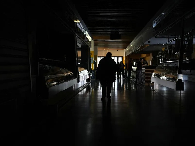 Vista del mercado de Guinardo (Barcelona) durante el apagón