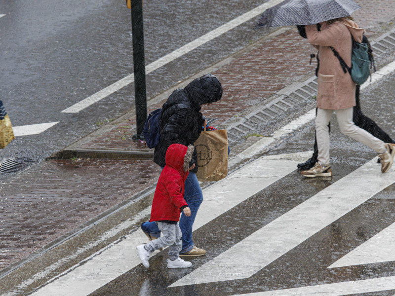 Personas abrigadas y con paraguas martes en Zaragoza