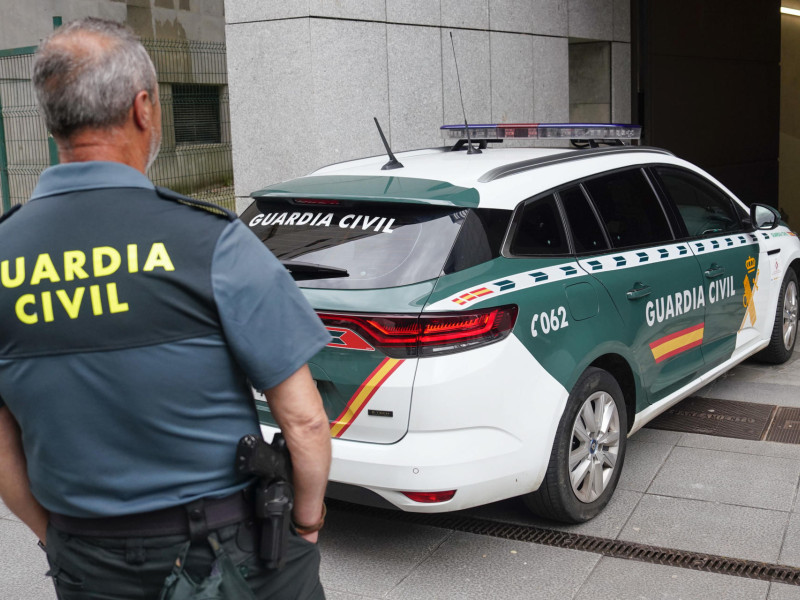 Salida de furgón y un vehículo de la Guardia Civil de los padres hacia la cárcel de Asturias tras las declaraciones ante la juez