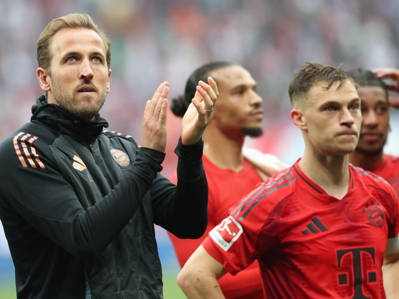 Harry Kane saluda a los aficionados del Bayern tras empatar con el Leipzig