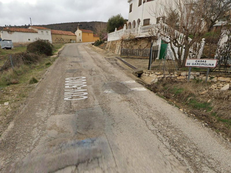 Una de las carreteras de Casas de Garcimolina, en muy mal estado