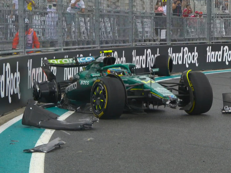 El coche de Fernando Alonso tras su toque con Lawson