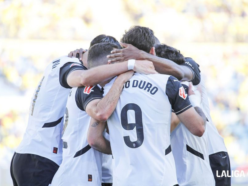 Los jugadores del Valencia celebran el gol de Hugo Duro