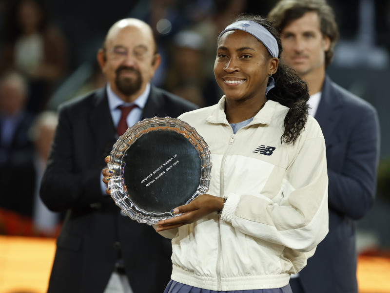 Coco Gauff posa con el trofeo de subcampeona, tras la final del Mutua Madrid Open
