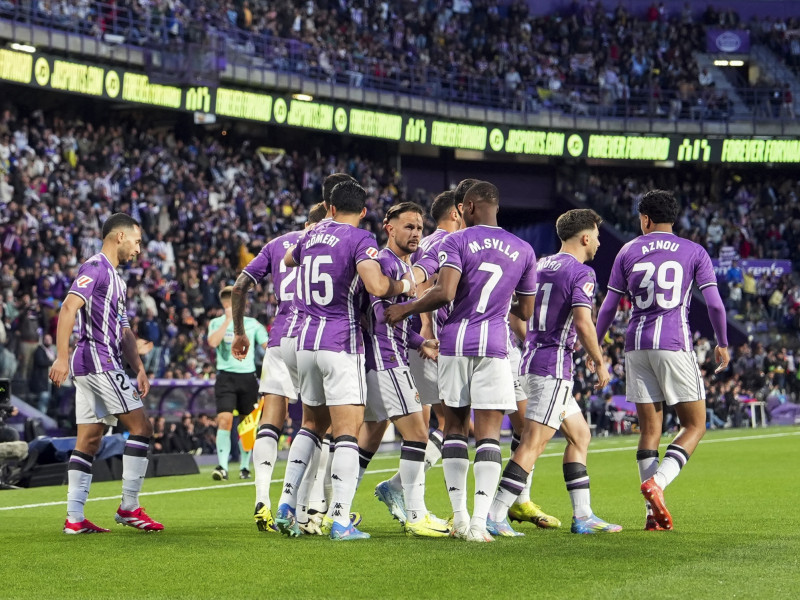 Los jugadores del Real Valladolid celebran el gol de Iván Sánchez contra el Barcelona