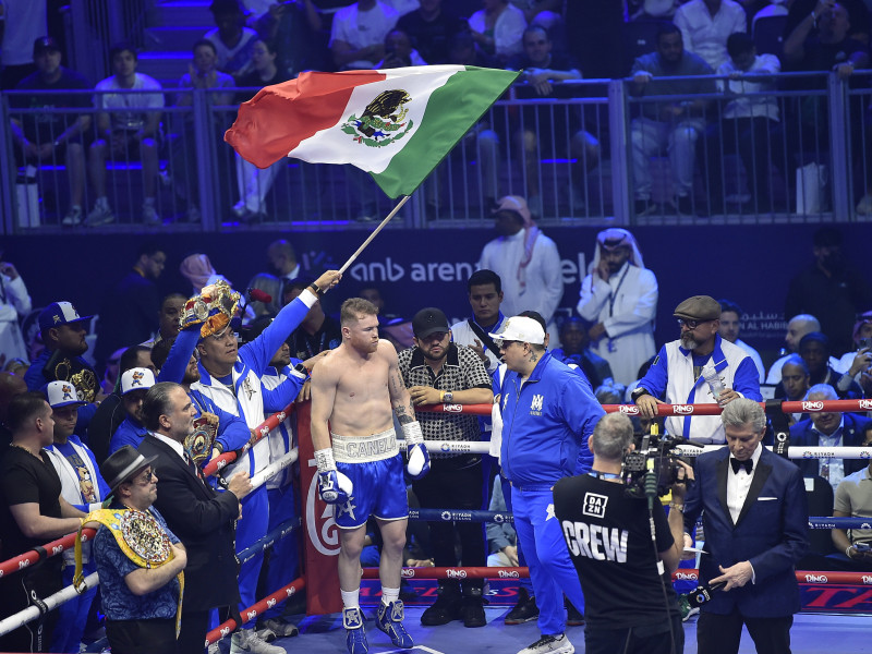 El mexicano derrotó a Scull y reunificó los cuatro cinturones.