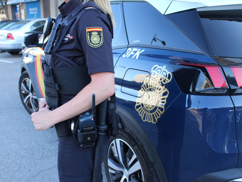 Imagen de una agente y de un coche patrulla de la Policía Nacional.REMITIDA / HANDOUT por POLICÍA NACIONALFotografía remitida a medios de comunicación exclusivamente para ilustrar la noticia a la que hace referencia la imagen, y citando la procedencia de la imagen en la firma18/4/2025