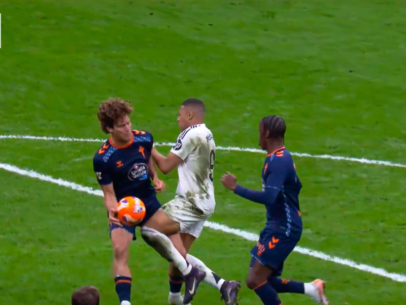 La mano de Marcos Alonso en el Real Madrid-Celta