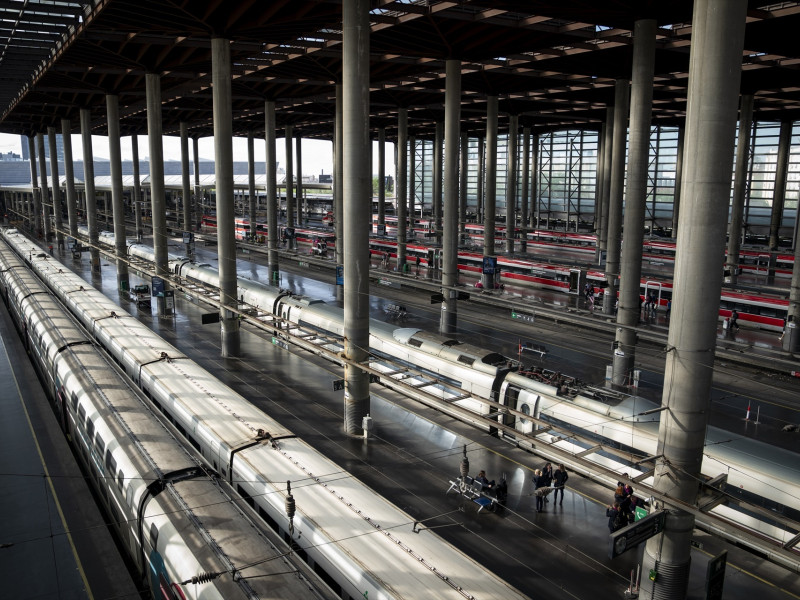 Andén con un AVE en la estación de Atocha-Almudena Grandes