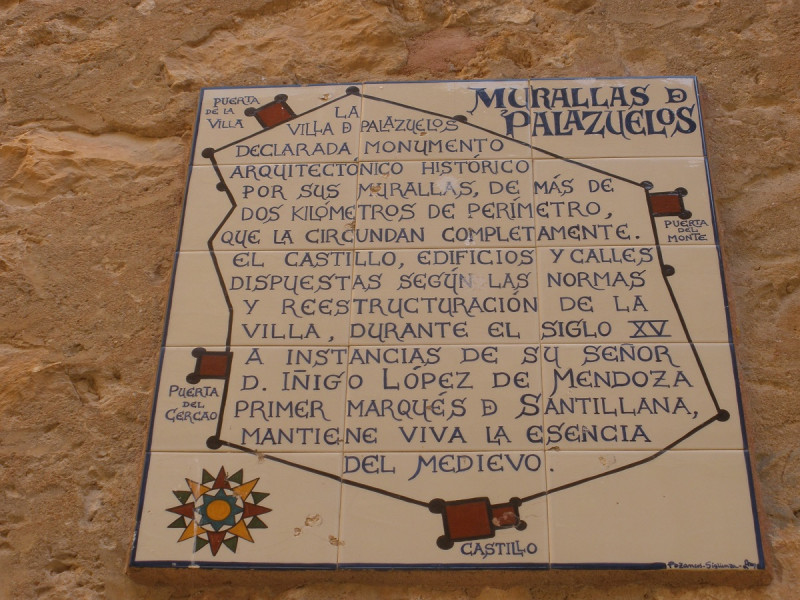 Texto cerámico explicativo del recinto amurallado de la villa de Palazuelos