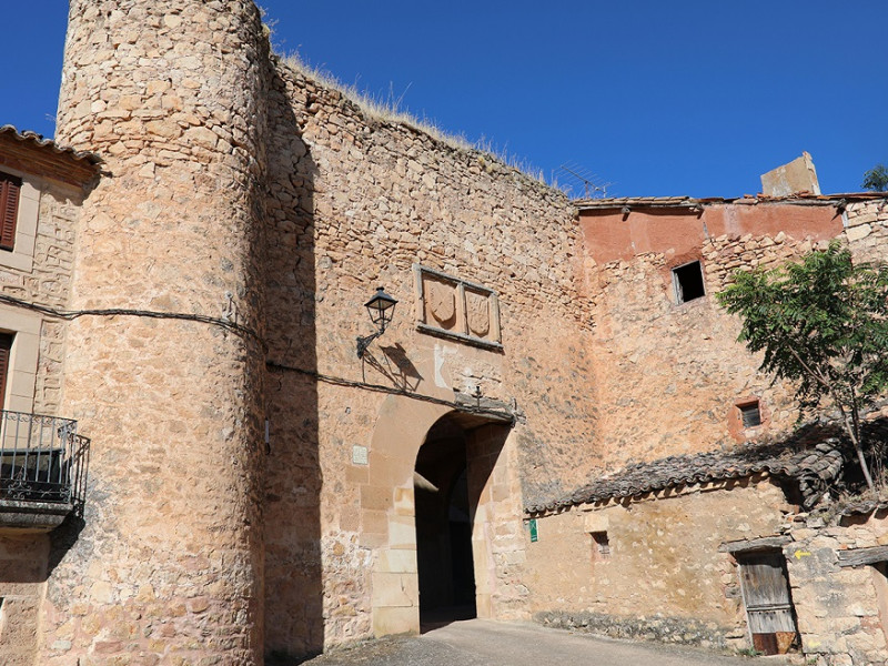 Exterior de la Puerta de la Villa de Palazuelos