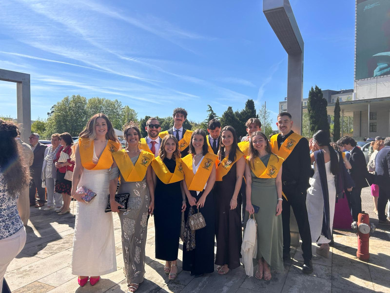 Estudiantes con sus bandas amarillas de graduación