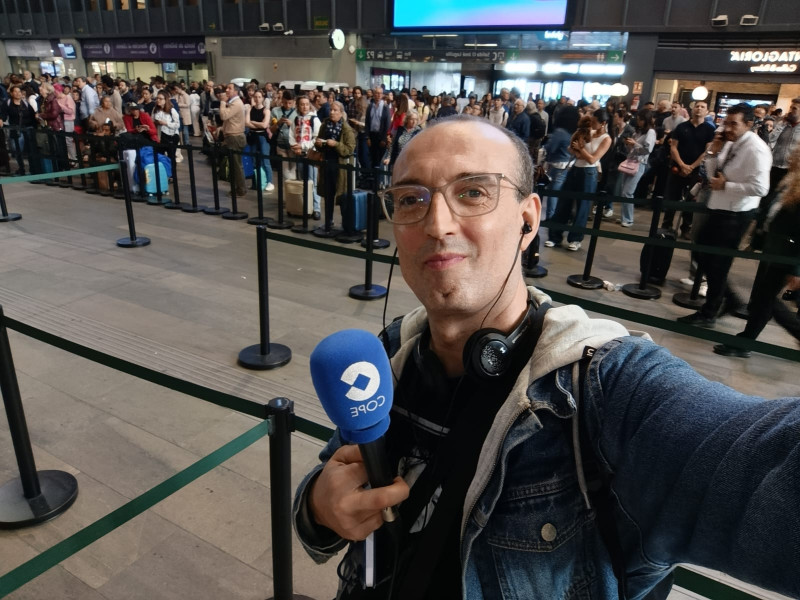 COPE testigo de los problemas de los viajeros en la estación de Santa Justa en Sevilla