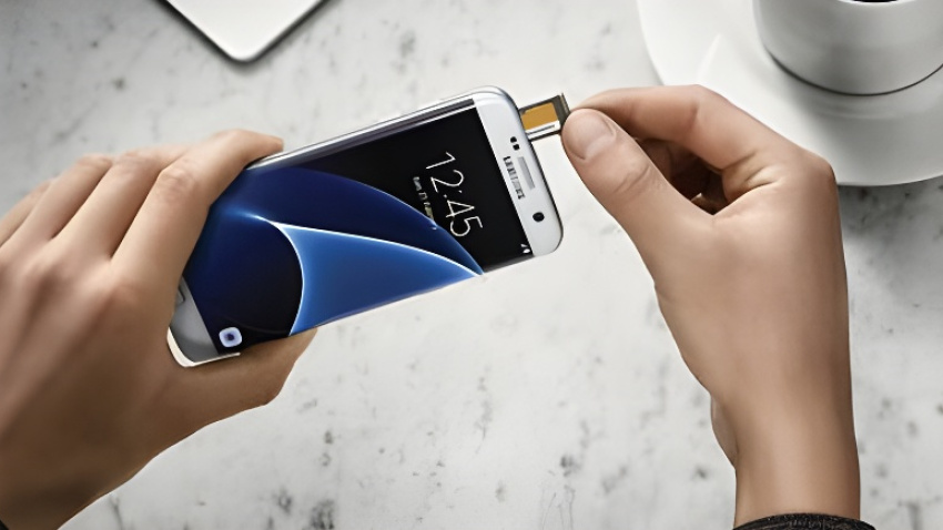 Introduciendo la tarjeta de memoria del teléfono móvil