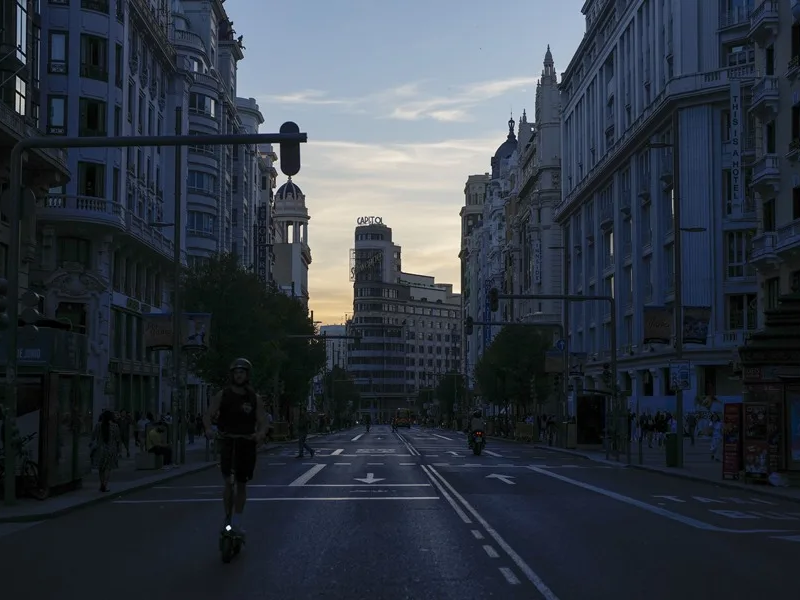 Fotografía de la Gran Vía de Madrid sin luz durante el apagón masivo