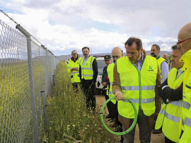 El ministro de Transportes y Movilidad Sostenible, Óscar Puente, revisa la condición de los cortes de cable sufridos en la línea de alta velocidad Madrid-Sevilla