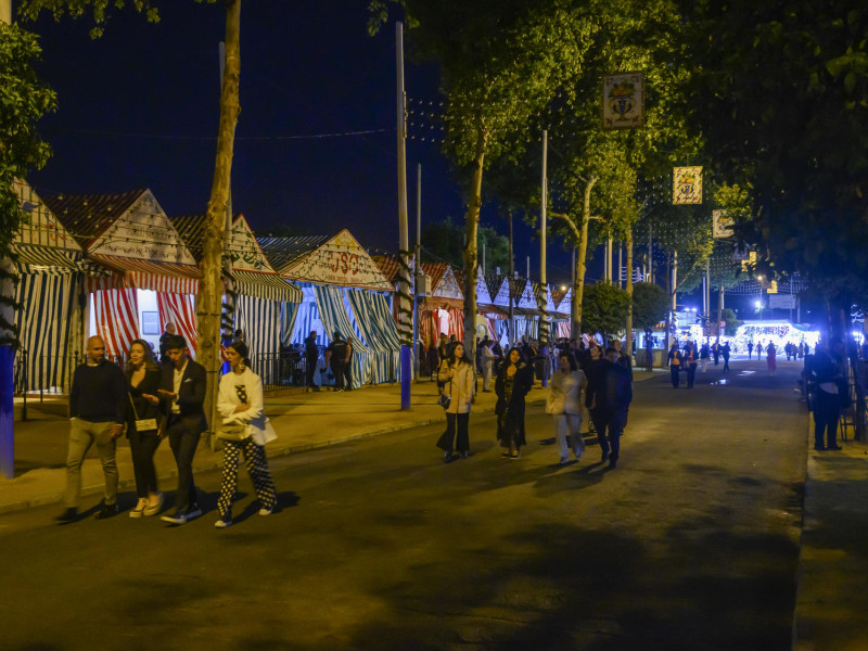 Una de las calles del Real de la Feria de Sevilla donde esta noche tiene lugar la tradicional cena del Pescaíto, antes del alumbrado de la Portada y las calles del recinto ferial