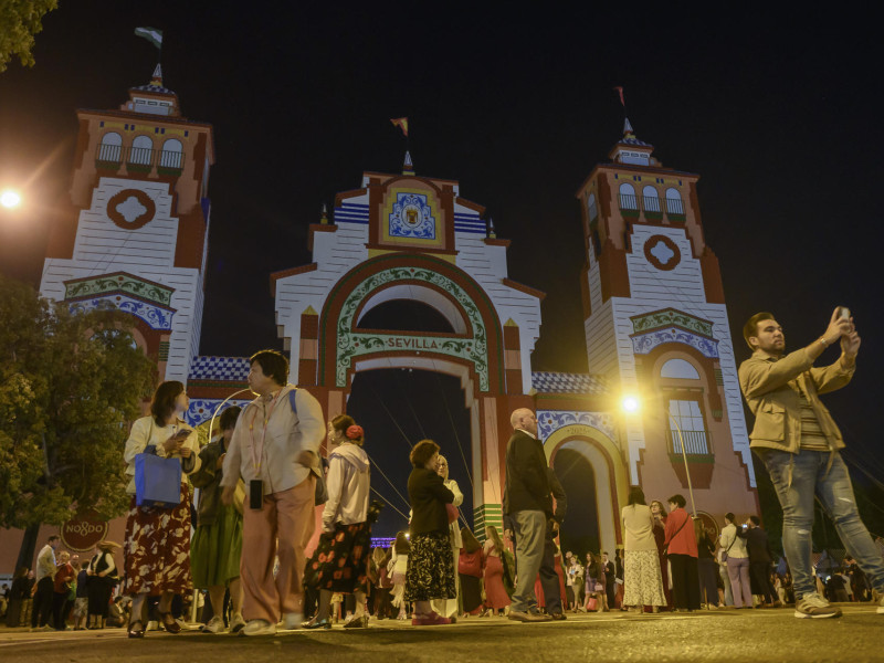 La Portada de la Feria de Sevilla antes del alumbrado que tendrá lugar esta medianoche