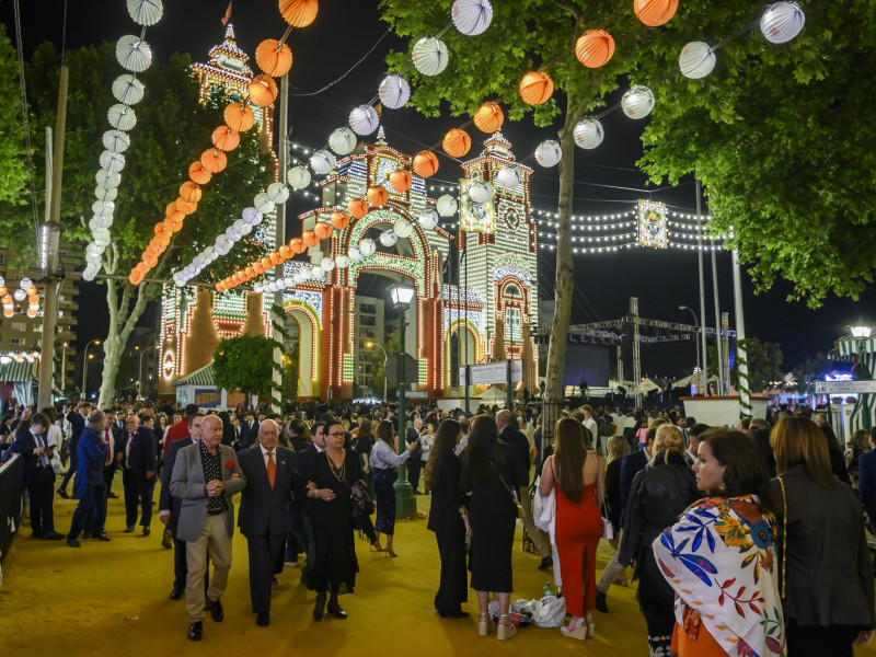 La Feria de Abril de Sevilla, la de la vuelta a la fiesta de una semana de duración ya está en marcha oficialmente, tras encenderse el alumbrado, como siempre, a las 12.00 de la noche en punto, al mismo tiempo en su impresionante portada que en las 15 calles de su Real