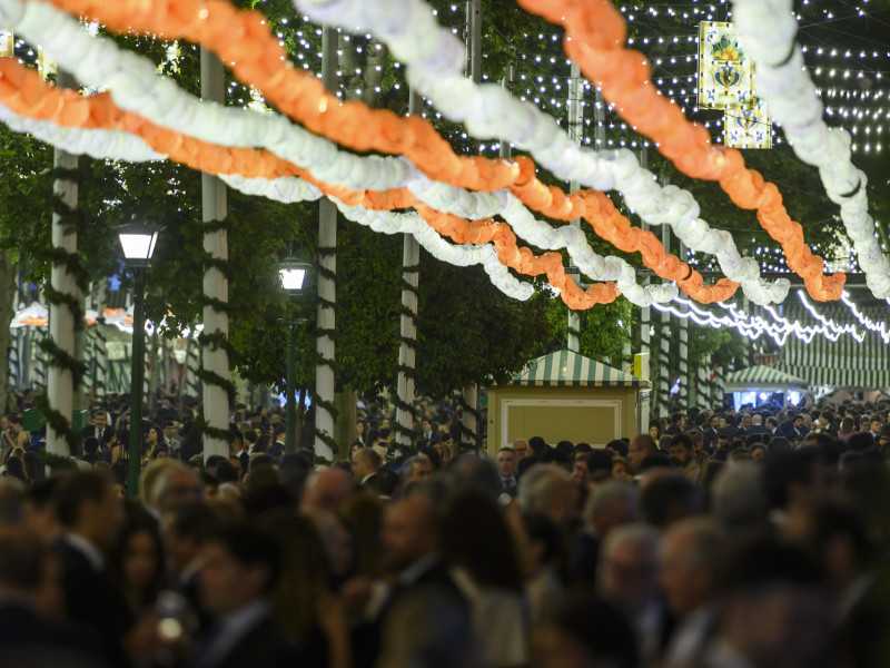 La Feria de Abril de Sevilla, la de la vuelta a la fiesta de una semana de duración ya está en marcha oficialmente, tras encenderse el alumbrado, como siempre, a las 12.00 de la noche en punto, al mismo tiempo en su impresionante portada que en las 15 calles de su Real