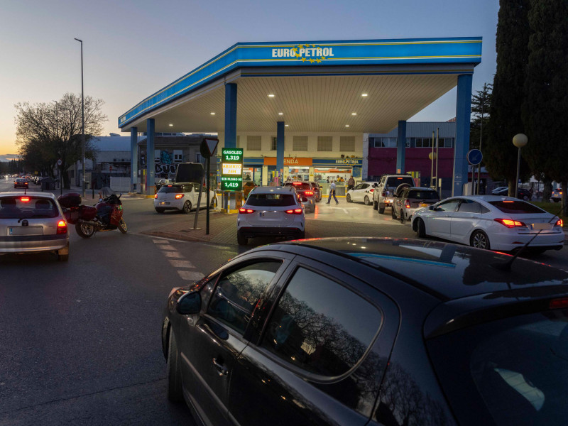 Fotografía de coches esperando en una gasolinera de Murcia debido al apagón