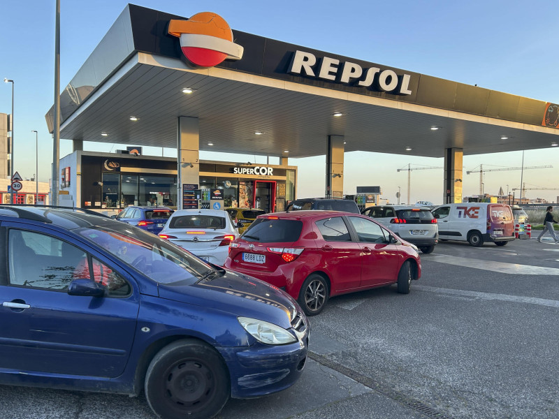 Varios vehículos hacen cola en una gasolinera de Bormujos (Sevilla) para intentar repostar