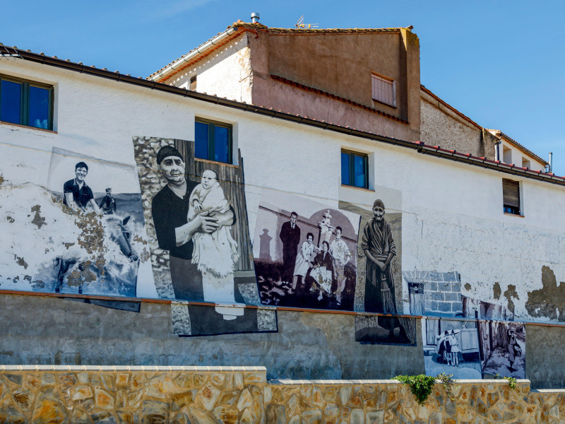 Decoración de las casas a la entrada del pueblo, Trasmoz el único municipio de España excomulgado por la Iglesia Católica