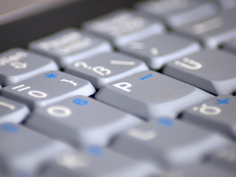 Teclado gris de una computadora portátil de negocios