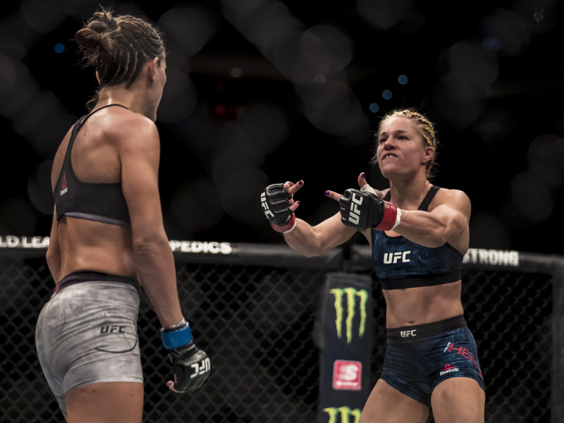 Felice Herrig hace gestos obscenos a Cortney Casey durante el UFC 218 en el Little Caesars Arena en Detroit, Michigan.
