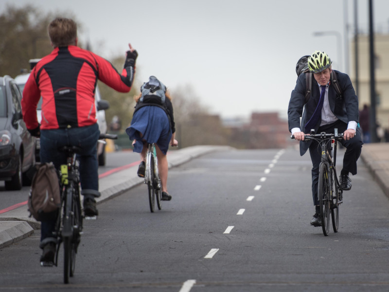 El diputado Boris Johnson recibió un gesto obsceno de un ciclista que pasaba por allí cuando el alcalde inauguró oficialmente