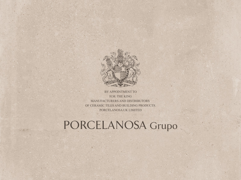 Sello de Royal Warrant Holders Association obtenido por Porcelanosa, grabado sobre una pieza cerámica
