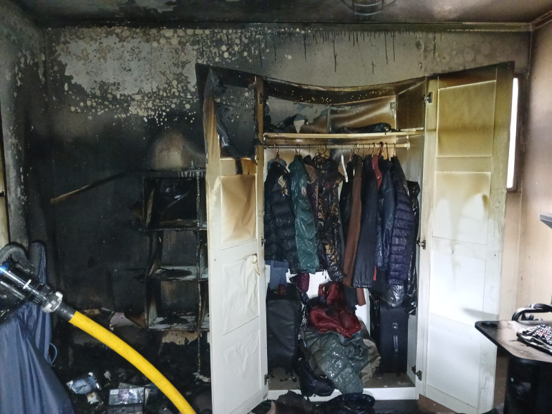 Así quedó el armario en el que se inició el incendio de Arteixo