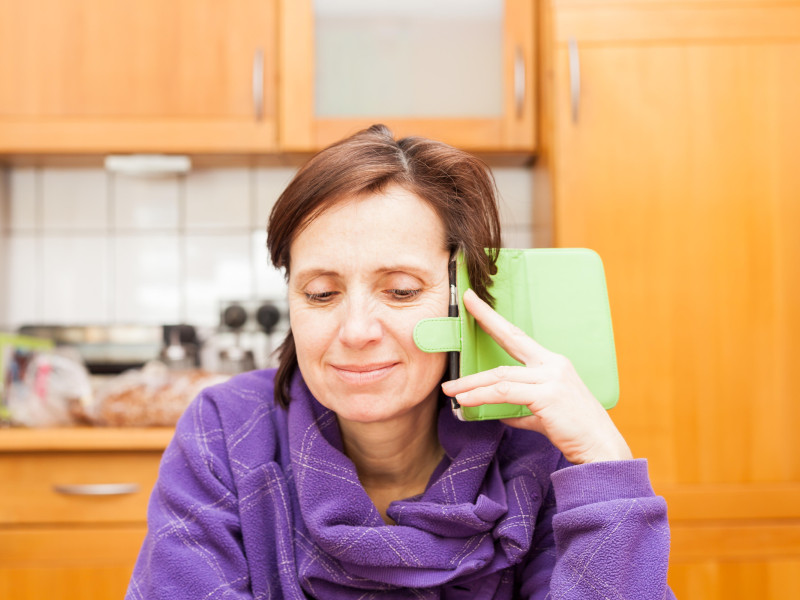 Mujer hablando por el móvil