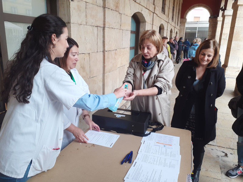 La alcaldesa de Avilés, Mariví Monteserín, participó en la mesa informativa del Día de la Higinie de Manos