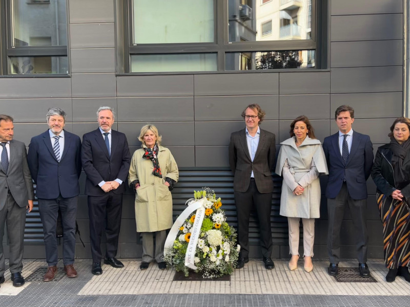 La viuda, Ana Larraz; y uno de sus hijos, Manuel; junto a los dirigentes del PP que han asistido al homenaje
