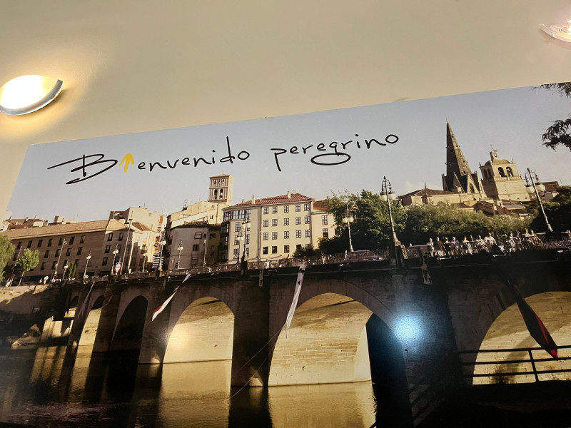 Un murciano que realiza el Camino de Santiago junto a un amigo, atraviesa Logroño y solo desea una cosa: "Él ya lo hizo"