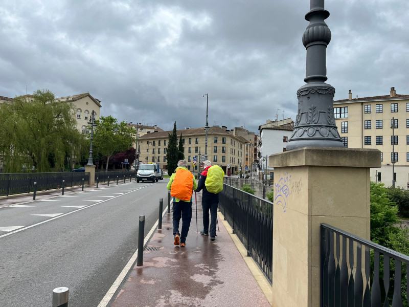 Un murciano que realiza el Camino de Santiago junto a un amigo, atraviesa Logroño y solo desea una cosa: "Él ya lo hizo"