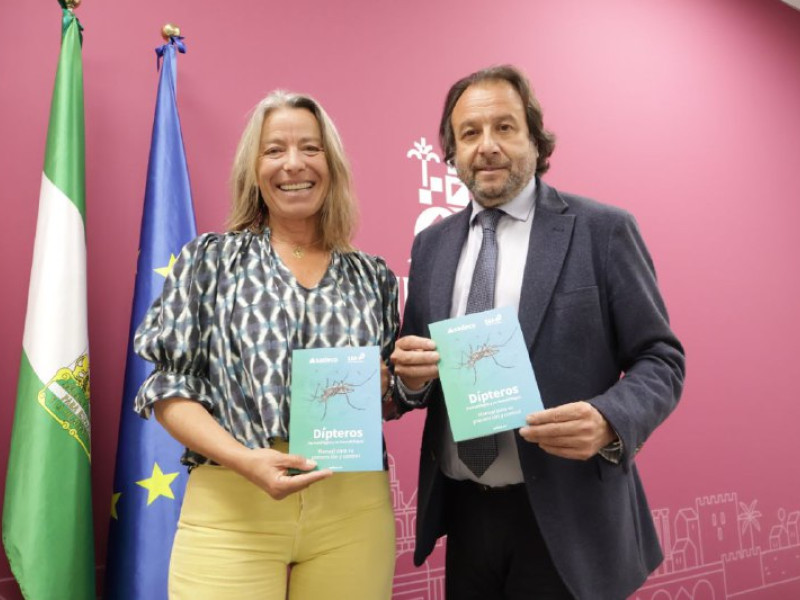 Isabel Albás y Daniel García Ibarrola, monstrando el díptico