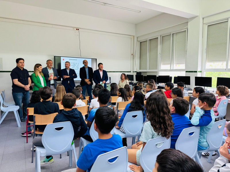El cómic "Somos los Martínez, somos ganaderos" se ha presentado esta mañana en el Colegio Alfonso X El Sabio de Lorca