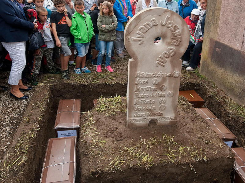 Imagen de la escultura que recuerda a la familia en el cementerio de Gaztelu