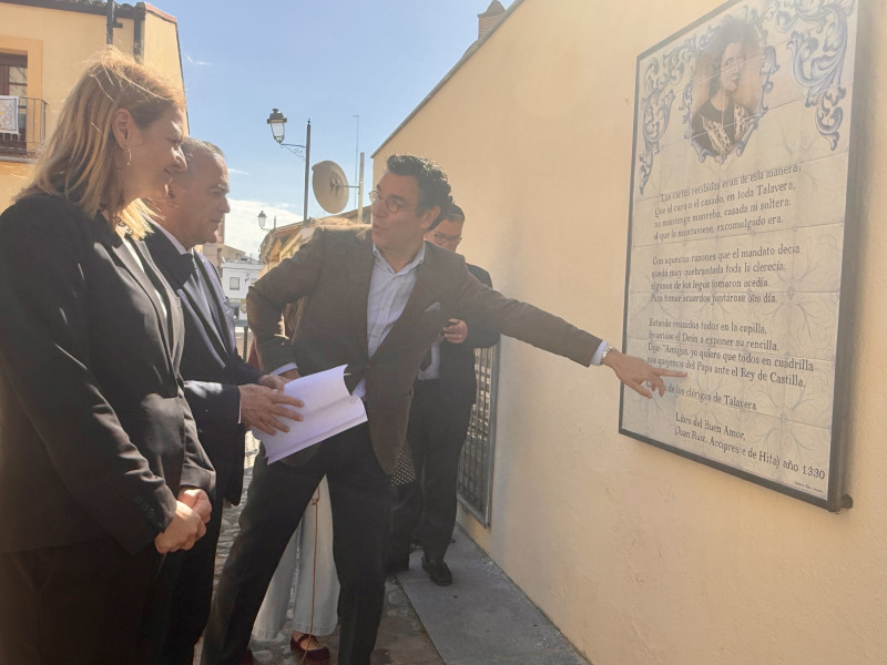 Ángel Monterrubio junto al alcalde, José Julián Gregorio, y la concejala de artesanía, Gelen Delgado