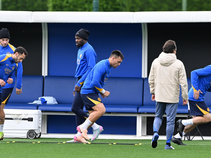 Imagen de Lautaro Martínez entrenando con sus compañeros en la previa ante el Barça
