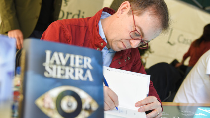 Javier Sierra firma ejemplares en la Feria del Libro de Barcelona.