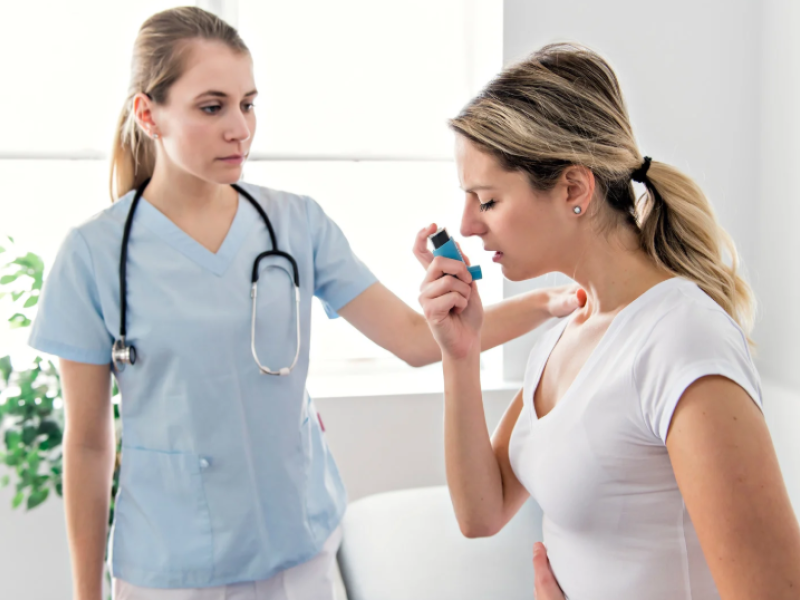 Una doctora ayuda a una paciente asmática