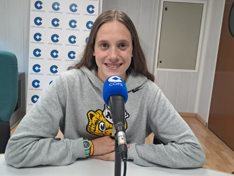 La nadadora del Estadio Miralbueno El Olivar, en los estudios de COPE Zaragoza